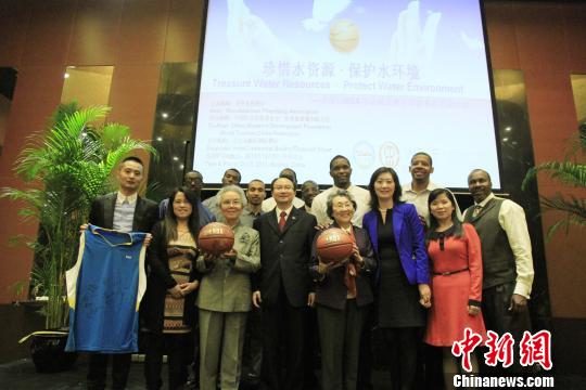National Basketball Association (NBA) stars Rafer Alston and Bonzi Wells attended an event in Beijing on October 5, 2013, to promote the Water Cellar for Mothers charity project. [Chinanews.com]
