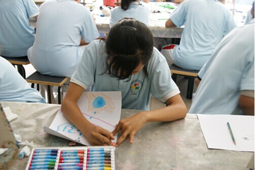 Luo Qian, first grade student from Beijing Bayi High School, paints to take part in the contest. [mothercellar.cn]