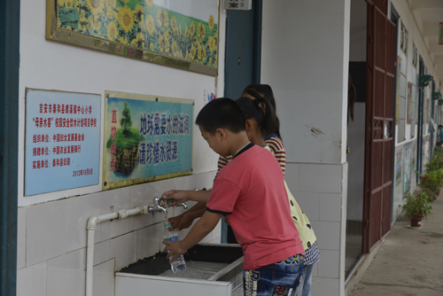 Safe drinking water is available to students of Luoxi Township Primary School in which the school safe drinking water project has been implemented in Taihe County. [watercellar.cn]