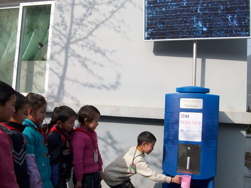 校园安全饮水计划为孩子们安置了太阳能净器