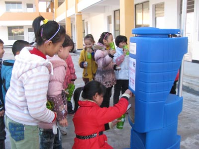 The China Women's Development Foundation launched a fundraising activity on December 14, 2012, to raise funds to buy water dispensers for Sanbiao Township Central Primary School of Ganzhou City, central China's Jiangxi Province. [water cellar for mothers project office]