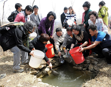 The well in Dayushuwan Village supplies water to 160 residents. During the dry season, they have to wait for a night in order to collect a bucketful of water.[water cellar for mothers project office]