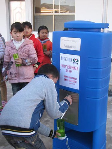 The China Women's Development Foundation launched a fundraising activity on December 14, 2012, to raise funds to buy water dispensers for Sanbiao Township Central Primary School of Ganzhou City, central China's Jiangxi Province. [water cellar for mothers project office]