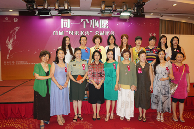 Artists pose for a group photo. [cwdf.org.cn]