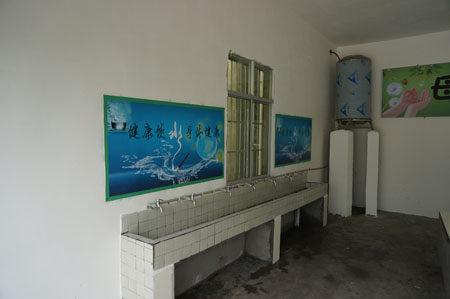 Drinking water taps in Zhongtian Town Central School in Liangshan Prefecture of southwest China's Sichuan Province  [mothercellar.cn]