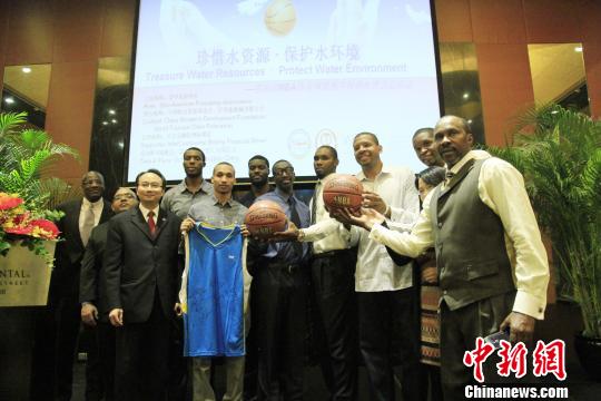 National Basketball Association (NBA) stars Rafer Alston and Bonzi Wells attended an event in Beijing on October 5, 2013, to promote the Water Cellar for Mothers charity project. [Chinanews.com]