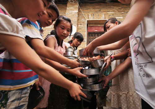 Students of Nangang Primary School in Taihe County, where the school safe drinking water project hasn't been implemented, can only get water from the only well in their school. [watercellar.cn]